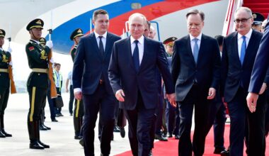 Russands Präsident Putin schreitet über einen roten Teppich. Links und rechts neben ihm stehen weitere Männer in Anzügen. Im Hintergrund sieht man Soldaten, die salutieren.