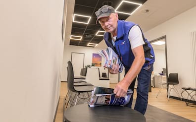 Neuer Lesestoff: Zusteller Dieter Reimann liefert Zeitschriften für den "Leserkreis Daheim" aus. Früh am Morgen bringt er die Magazine von "Wendy" und "Micky Maus" über "Bunte" und "Gala" bis hin zum "Spiegel" und "Geo" in Arztpraxen. 