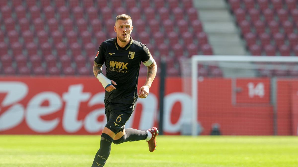 „FC Augsburg-Kapitän Jeffrey Gouweleeuw mit Verdacht auf Handbruch ins Krankenhaus“