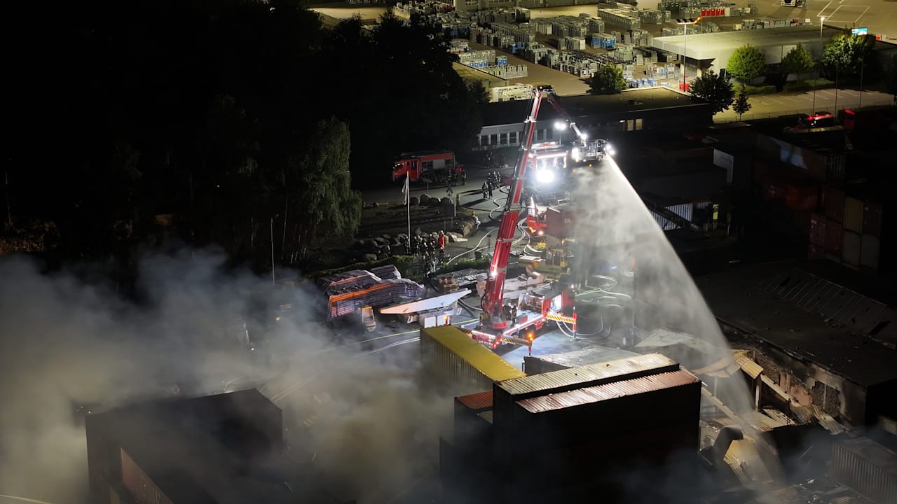 Feuer in Hamburg: Neue Explosionen am Hafen | Regional