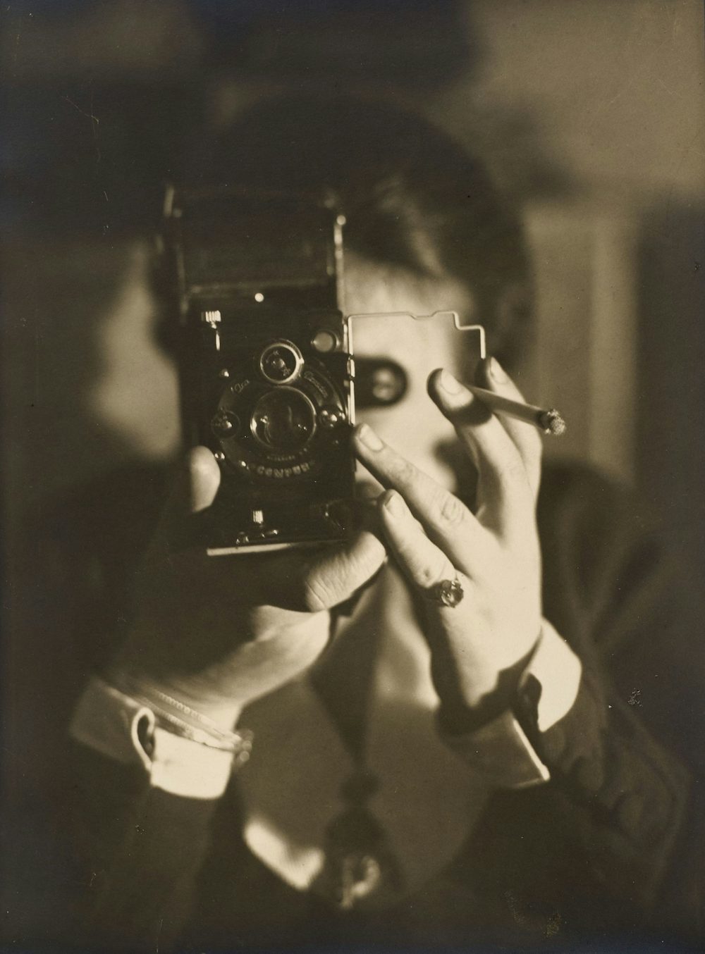 Germaine Krulls berühmtes Selbstporträt mit ihrer Icarette von 1925. (Nachlass der Künstlerin, Museum Folkwang Essen / Stiftung Ann und Jürgen Wilde.)