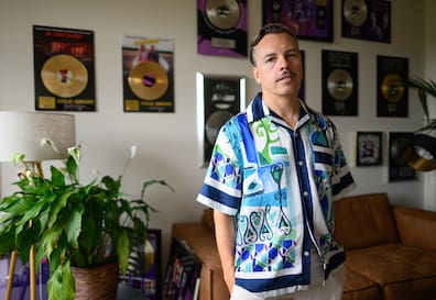 Purple Disco Machine, alias Tino Piontek, in seinem Studio – hier entstehen die Beats, die später Tausende am Elbufer tanzen lassen.