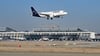 Auf dem baden-württembergischen Landesflughafen, dem Flughafen Stuttgart, landet eine Maschine von Lufthansa.