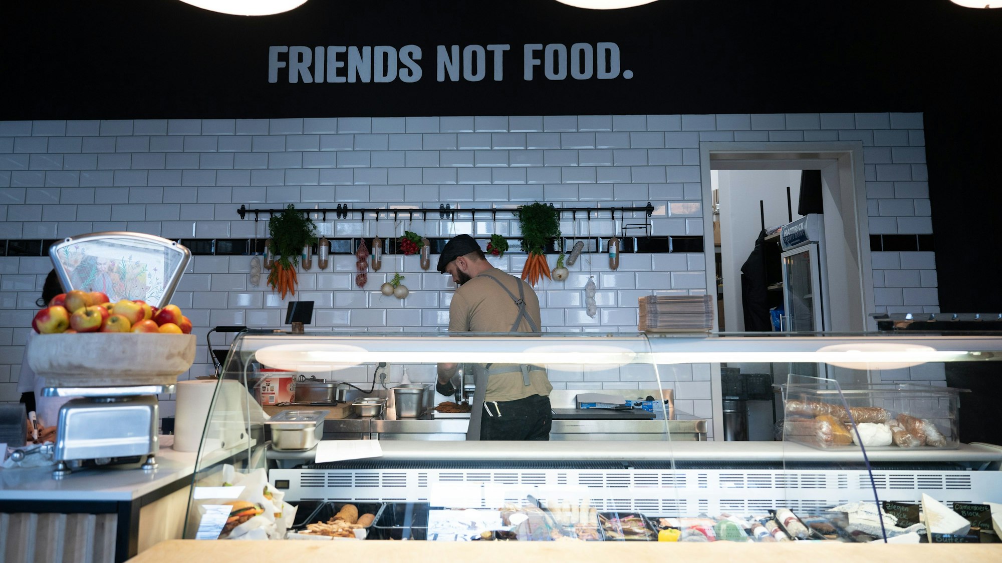 Eine fertig bestückte Theke in einer anderen Filiale der veganen Fleischerei.