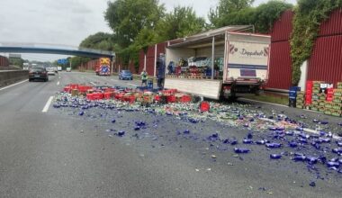 FW-BO: LKW verliert Getränkekisten - Scherbenreicher Unfall auf der A 40