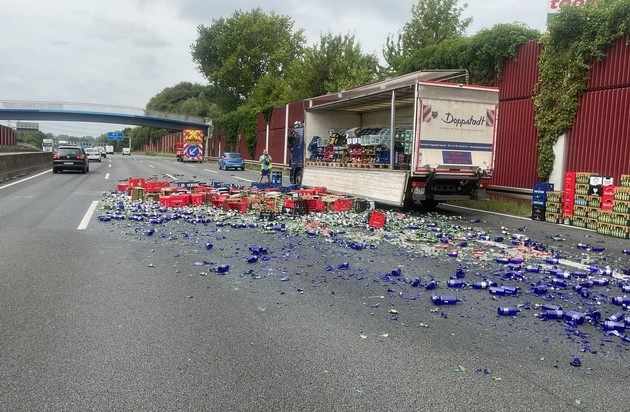 FW-BO: LKW verliert Getränkekisten - Scherbenreicher Unfall auf der A 40