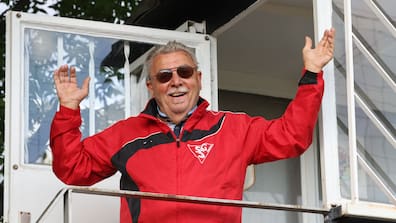 Der Striesener Stadionsprecher Hannes Sebastian hatte seine Freude am Derby: Die Heimelf gewann mit 6:1. Da griff Sebastian nur allzu gern zum Mikrofon.
