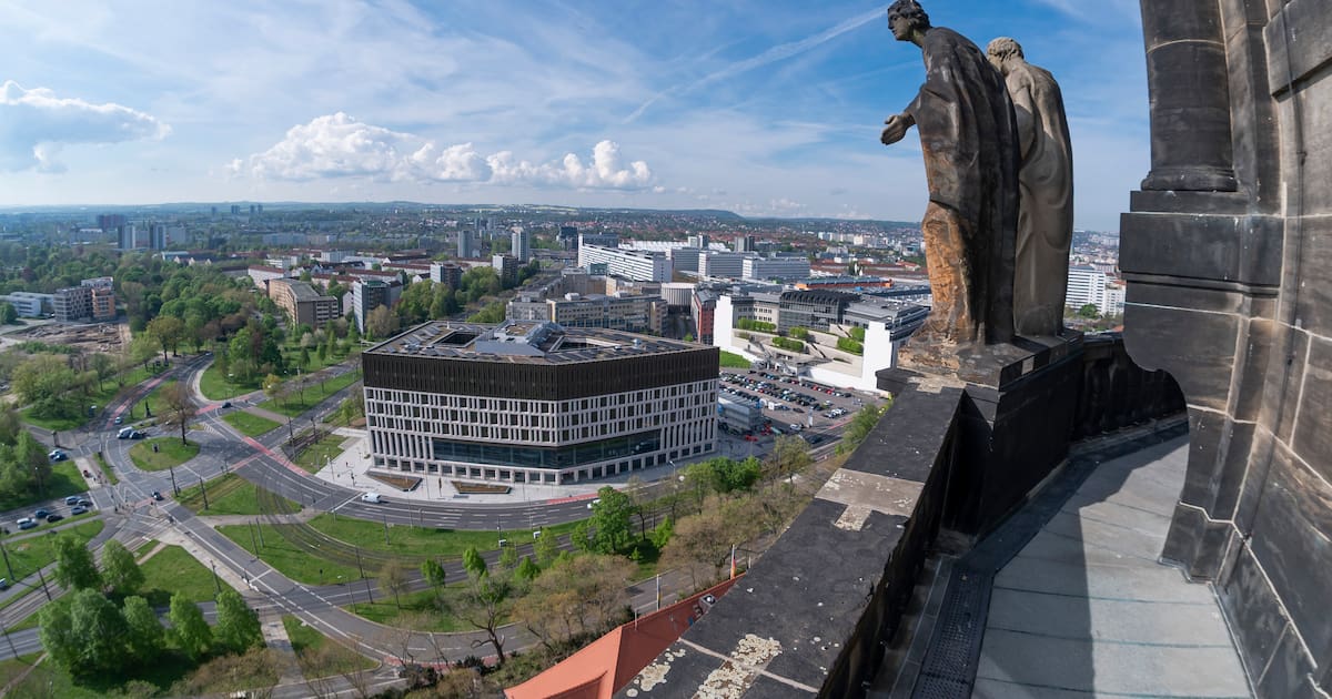 Dresden pflanzt klimaresistente Jungbäume vor dem Stadtforum