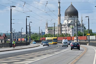 Auf der Marienbrücke in Dresden bleibt erst einmal alles wie bisher.
