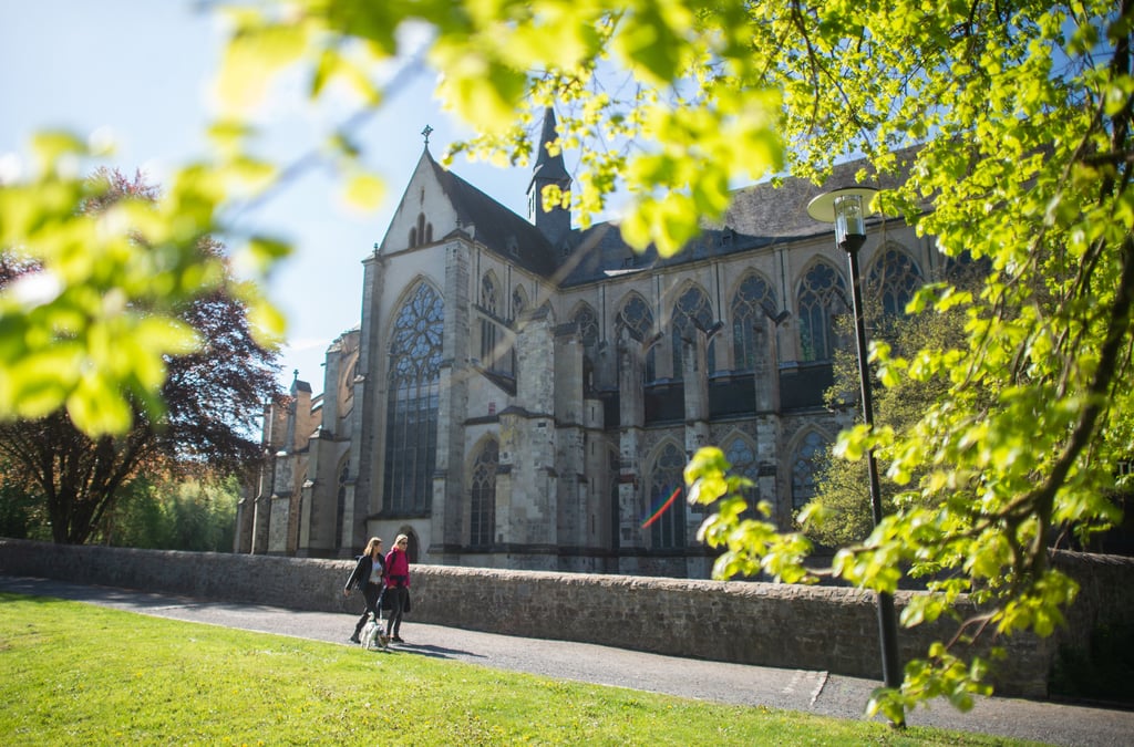 Rund um den Altenberger Dom sorgt auch die üppige Natur für Schatten und Schutz vor der Sonne.