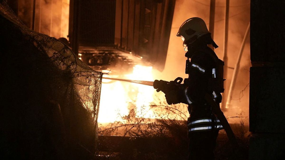 Terror gegen Zivilbevölkerung: Ukraine: Tote und Schäden nach russischen Attacken