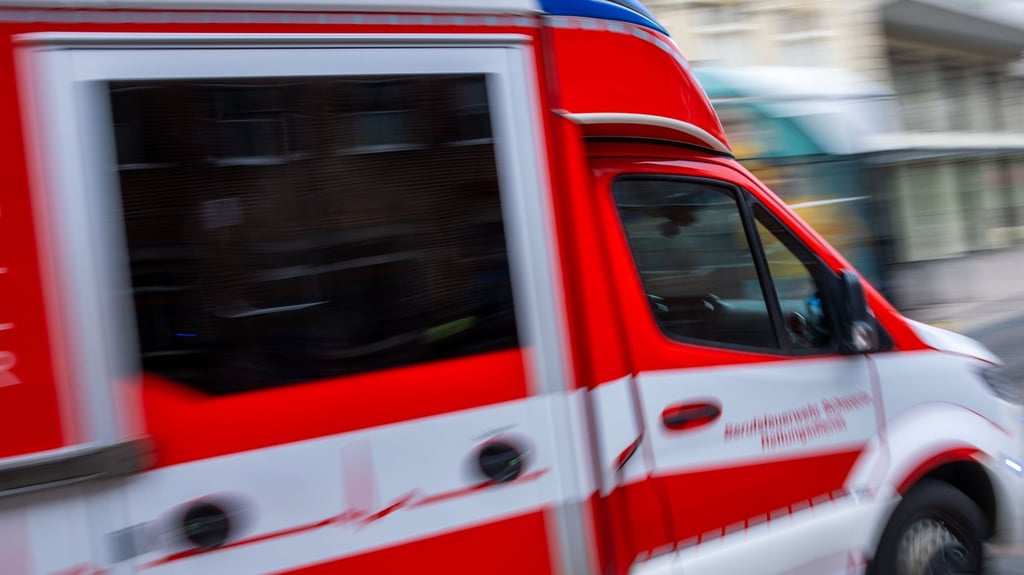 Fußgänger in Halle von Auto erfasst und schwer verletzt