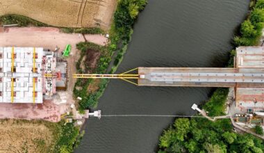 Brückenschlag der A143 über die Saale westlich von Halle bei Schiepzig im Juli. Nun droht der Autobahn ein Baustopp.