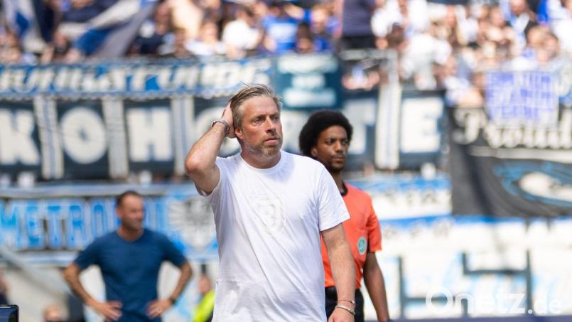 Jahn Trainer Michael Wimmer rauft sich die Haare: Sein Team war gegen den MSV Duisburg völlig neben der Kappe. Bild: Sascha Janne
