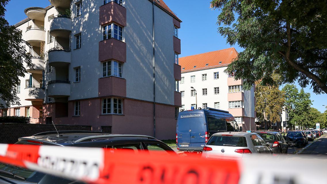 Die Kriminalpolizei sichert Spuren in einem Wohngebiet in Leipzig-Reudnitz.