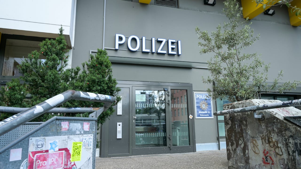 Berliner Polizei und Feuerwehr reparieren ihre Wachen jetzt selbst | Regional