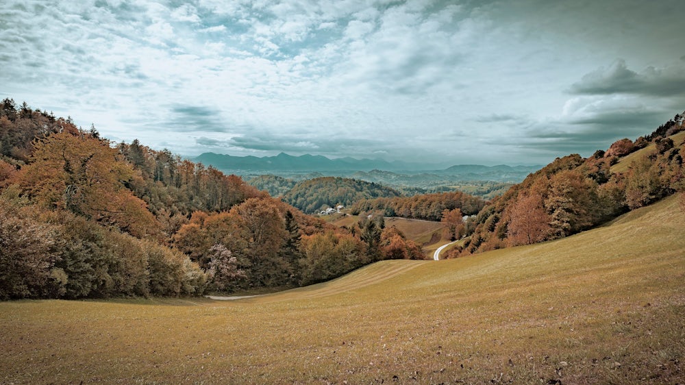 Der Herbst ist bereits weit fortgeschritten, als Eric Pawlitzky dieses Tal bei Stare Slemene in Slowenien erreicht.