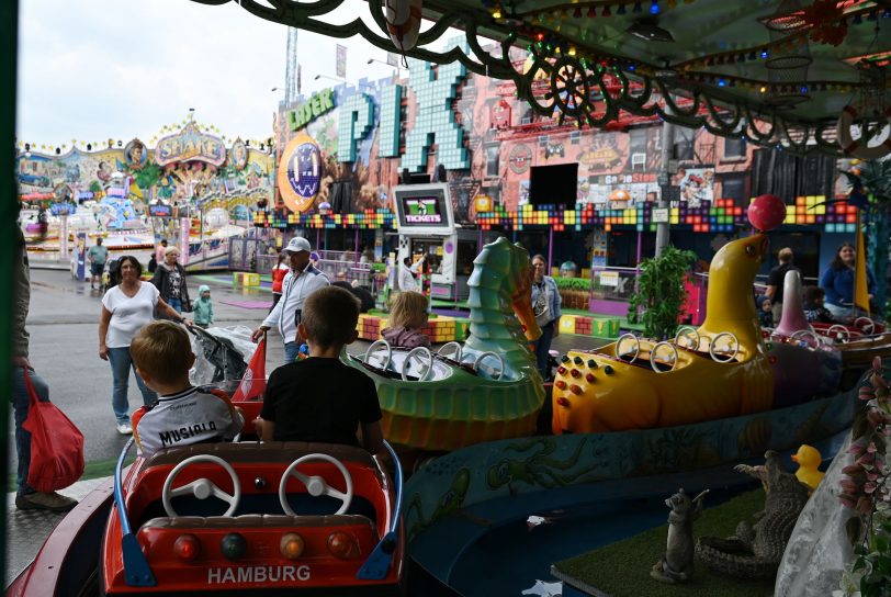 Viele Kinder lieben es eine Runde auf einem Karussell zu drehen.