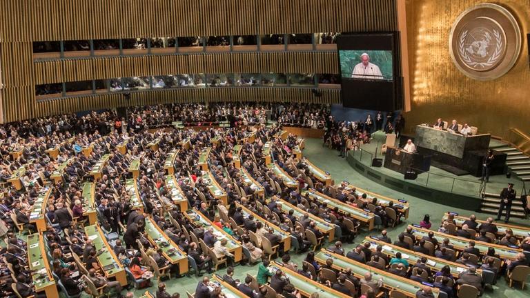 Ein großer Raum mit vielen Zuschauerreihen und einem Rednerpult - der Saal der Vollversammlung der Vereinten Nationen