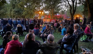 Genießen auch ohne Ticket das Konzert von Bryan Adams auf der Peißnitz: Tausende Zaungäste erleben Livemusik entspannt im Sitzen.