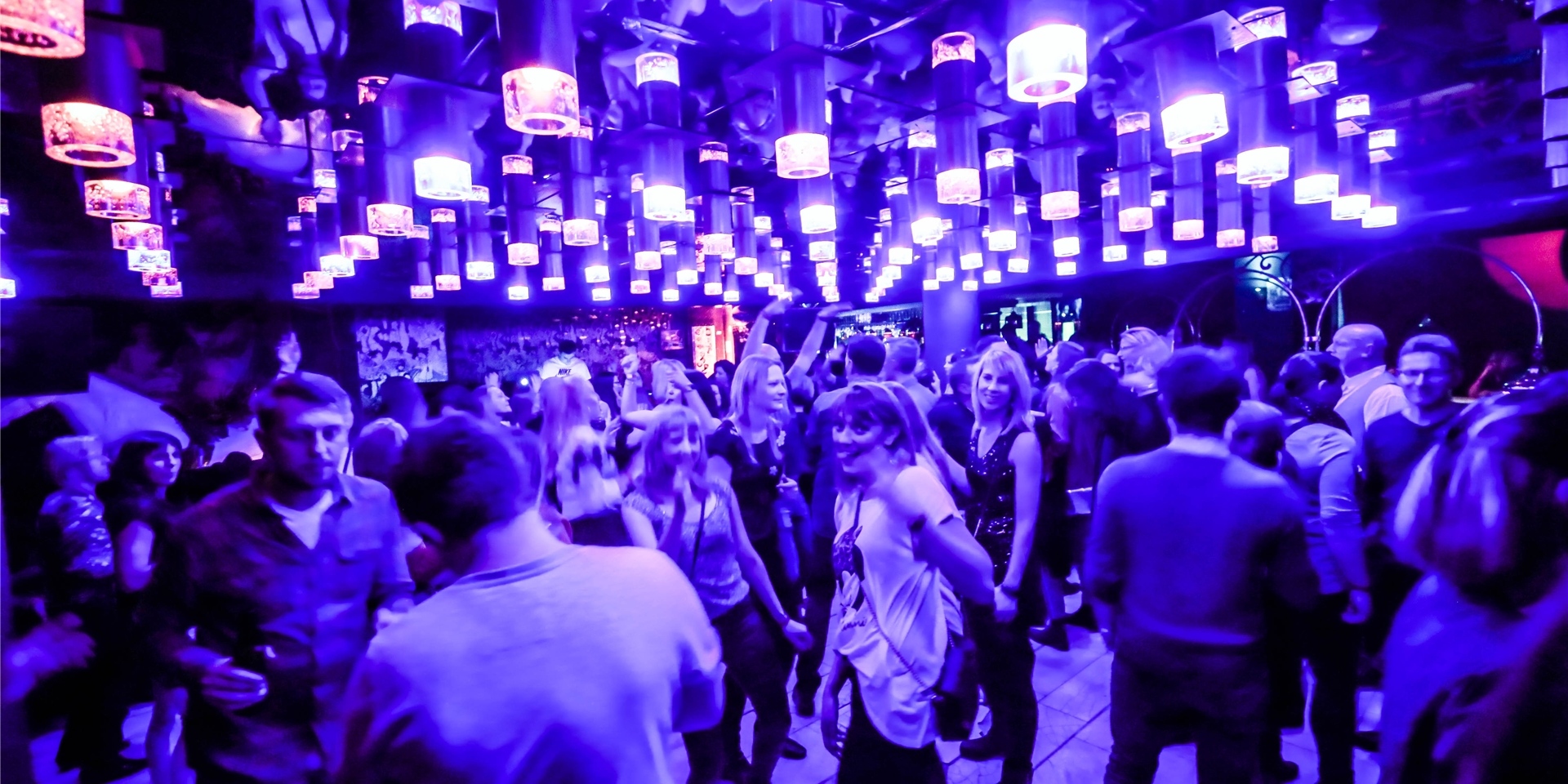 Menschen tanzen im Oma Doris in Dortmund.