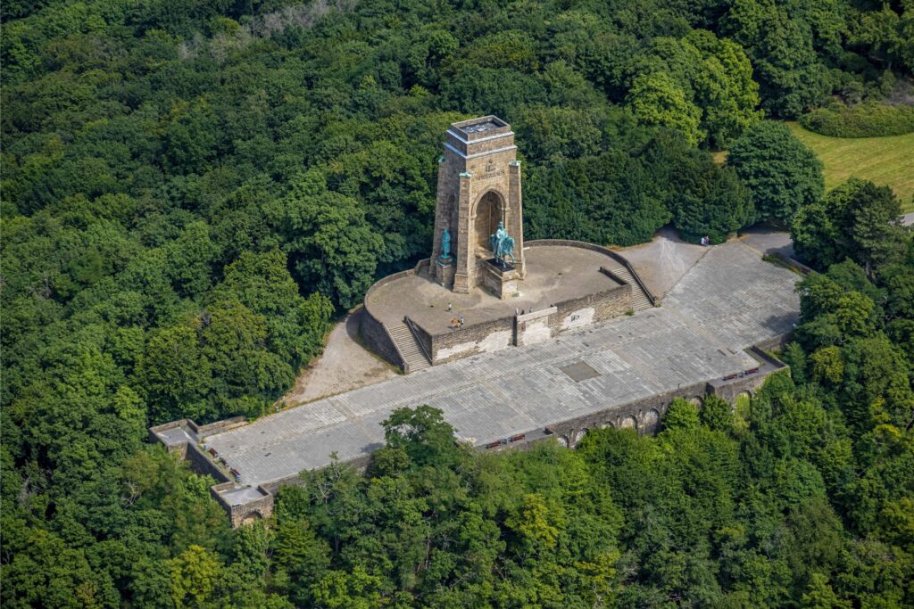 Luftbild des Kaiser-Wilhelm-Denkmals auf der Hohensyburg in Dortmund.