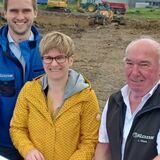 Simon Küter, Daniela Klaas und Ludger Klaas verfolgen die Arbeiten auf der aktuellen Klaas-Baustelle im Gewerbegebiet Nord.