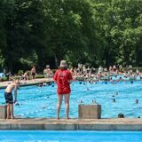 Blick auf ein Schwimmbecken im Freibad Volkspark in Dortmund