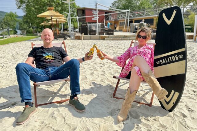 Zwei Personen sitzen in Liegestühlen am Pilina-Beach in Dortmund.