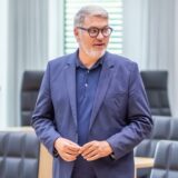 Dortmunds Oberbürgermeister Thomas Westphal geht durch den Ratssaal.