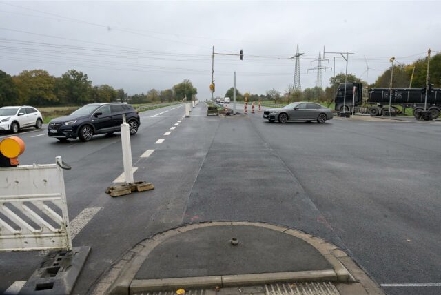Eine Baustellenampel auf einer Straßenkreuzung. (Archivbild)