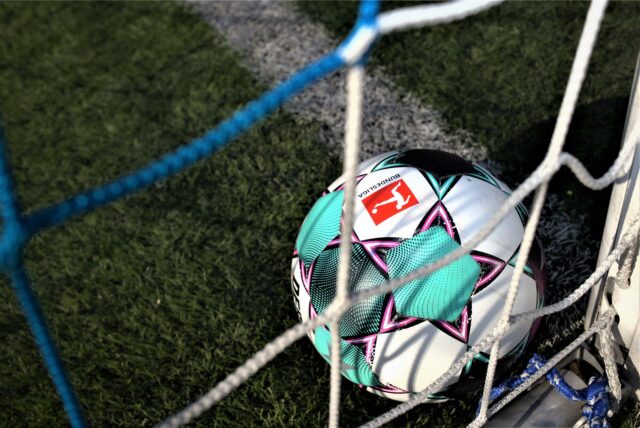 Ein Ball liegt im Tor
