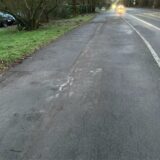 Ist dieser Streifen am Rennweg in Brackel ein Gehweg oder nicht? Dr. Olaf Kamper (Foto) sagt „Nein“, die Stadt sagt „Ja“.