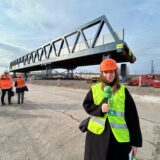 RZ-Redakteurin Janine Jähnichen steht an der Baustelle an der A43 bei Recklinghausen