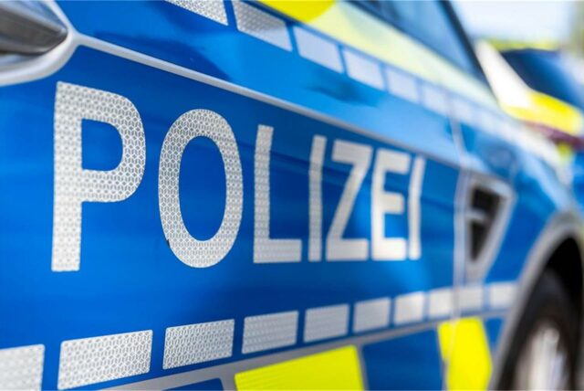 Der Schriftzug „Polizei“ ist auf der Tür eines Streifenwagens zu lesen.