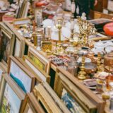 Uhren, Lampen, Geschirr, Bilder und mehr auf einem Trödelmarkt
