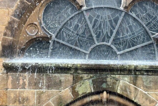 Regenschwälle auf dem Außensims eines Kirchenfensters der Lambertuskirche in Castrop.