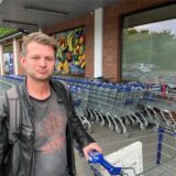 Ein Kunde des Aldi-Marktes an der Aspeystraße in Huckarde steht im Mai 2023 (Archivbild) vor dem Eingang des Discounters in Huckarde.