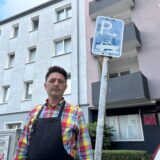 Friseurmeister Niko Garic vor seinem Friseursalon in Dortmund.