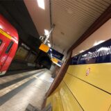 S-Bahn steht am Bahnsteig des Bahnhofs Lütgendortmund.