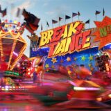 Kirmes-Besucher auf dem Öcher Sommerbend 2025 fahren das Rundfahrgeschäft „Break-Dance – No. 2“ bei Nacht.