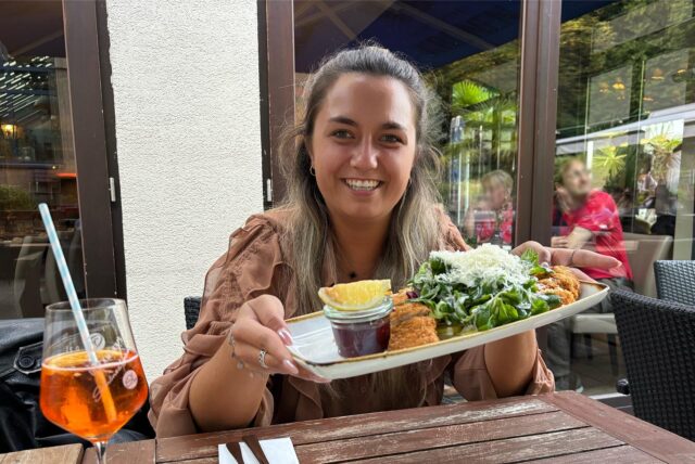 Ruhr Nachrichten-Reporterin Leandra Stampoulis hält einen Teller in die Kamera. Sie hat das „Dieckmann’s“ in Dortmund Syburg getestet.