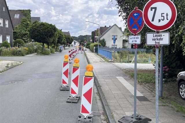 Baustellenbarken an der Brücke Uhlandstraße in Herten