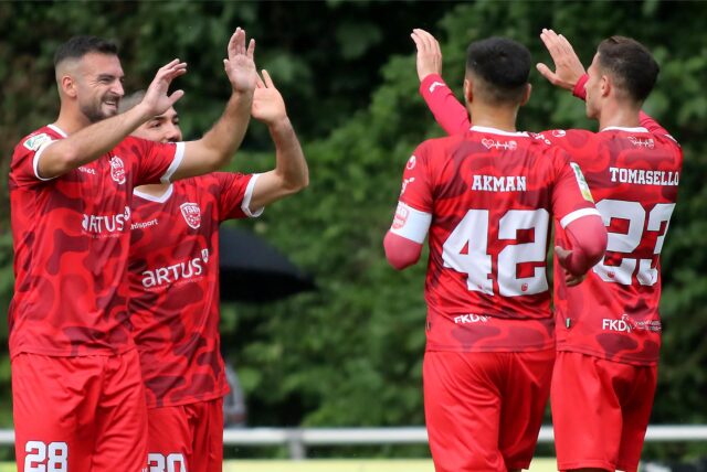 Spieler von Türkspor Dortmund jubeln.