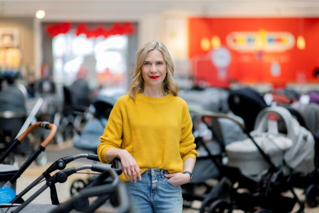 Anna Weber, die Geschäftsführerin von BabyOne, steht in einem Markt ihres Unternehmens, das Baby- und Kleinkindprodukte anbietet.