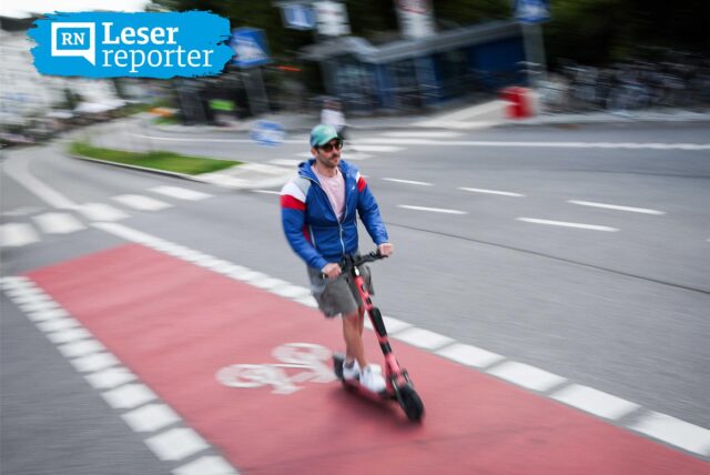 Ein Mann ist mit einem E-Scooter auf einem Fahrradweg unterwegs.