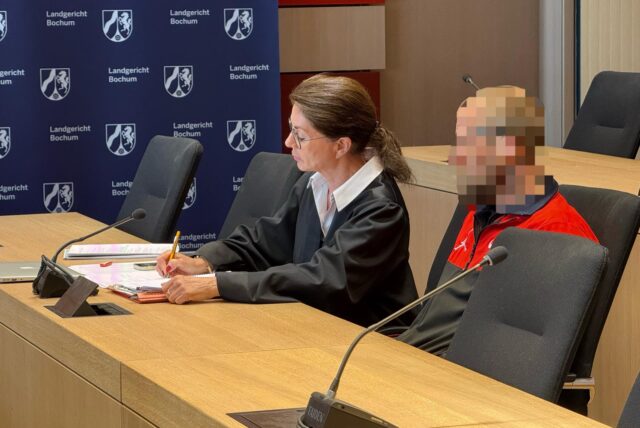 Der Attentats-Helfer aus Lünen (rechts) neben seiner Dortmunder Verteidigerin Ina Klimpke am Tag der Urteilsverkündung, 14. April.