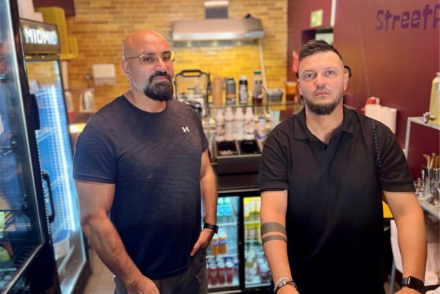 Ammar Ibrahim (l.) und Alexander Scharrmacher im American Diner „Knusperz“ in Dortmund