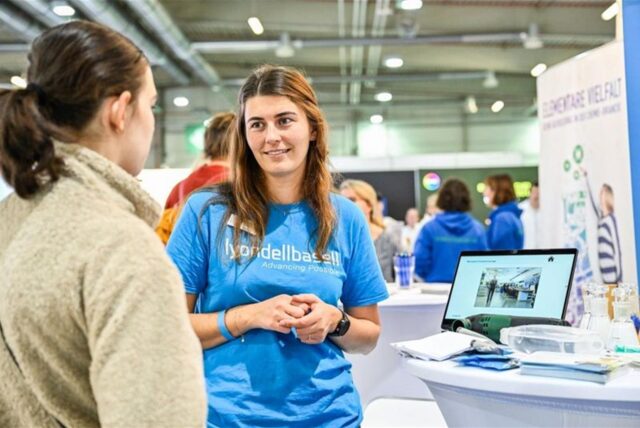Zahlreiche Unternehmen präsentieren sich bei der Messe Einstieg jungen Berufseinsteigern.