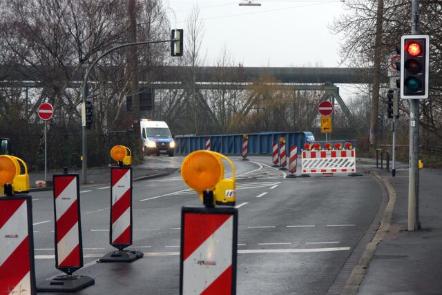 Eine abgesperrte Brücke. (Archivbild)